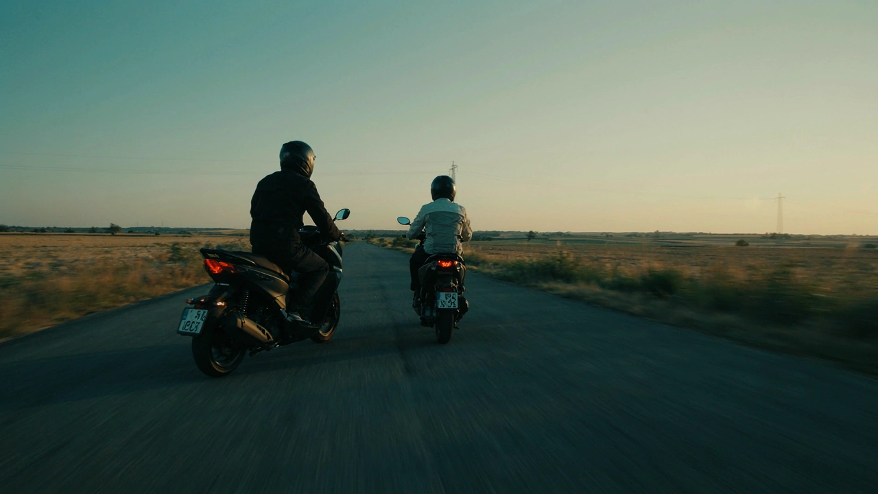 Scooter électrique 125 sur une route de campagne au soleil couchant